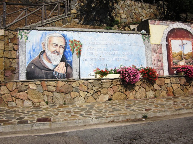 Murales padre Pio Lodè - Movingitalia.it